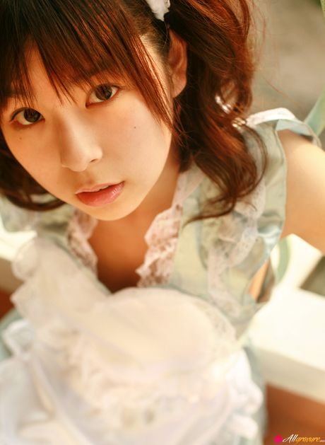 Fantastisk asiatisk teenager Saya Hikita stripper og viser sine enorme bryster og sin fisse frem