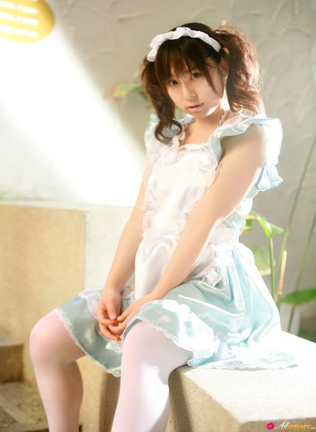 Fantastisk asiatisk teenager Saya Hikita stripper og viser sine enorme bryster og sin fisse frem