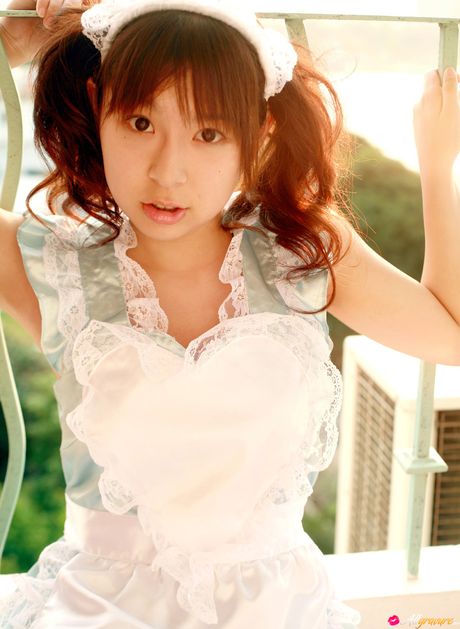 Fantastisk asiatisk teenager Saya Hikita stripper og viser sine enorme bryster og sin fisse frem