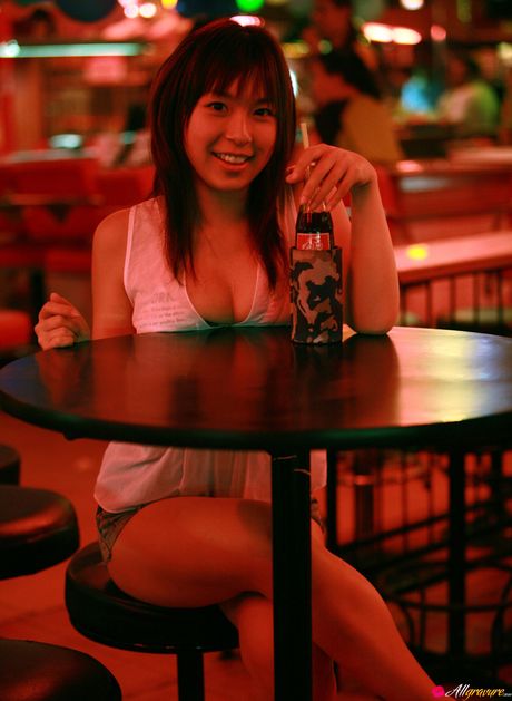 Fantastisk asiatisk teenager Saya Hikita stripper og viser sine enorme bryster og sin fisse frem