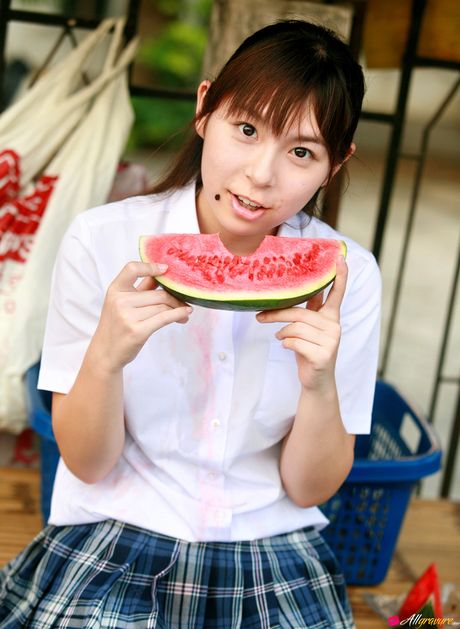 Fantastisk asiatisk teenager Saya Hikita stripper og viser sine enorme bryster og sin fisse frem