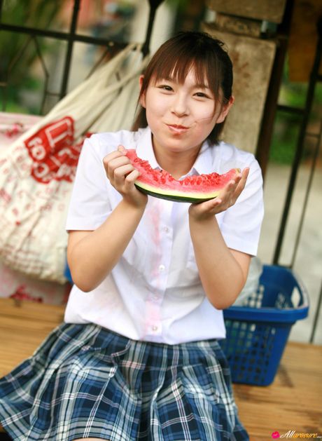 Fantastisk asiatisk teenager Saya Hikita stripper og viser sine enorme bryster og sin fisse frem