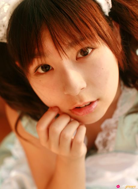 Fantastisk asiatisk teenager Saya Hikita stripper og viser sine enorme bryster og sin fisse frem