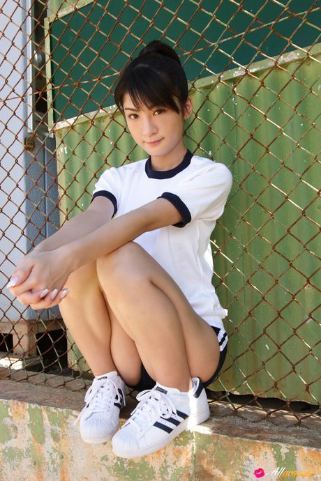 亞洲少女 Mayu Mitsu 在沙灘上的毯子上赤身裸體