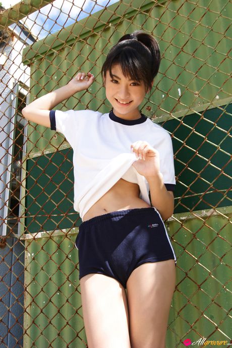 亞洲少女 Mayu Mitsu 在沙灘上的毯子上赤身裸體