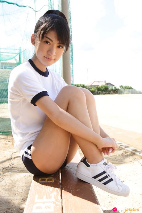 亞洲少女 Mayu Mitsu 在沙灘上的毯子上赤身裸體