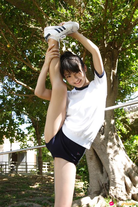 亞洲少女 Mayu Mitsu 在沙灘上的毯子上赤身裸體