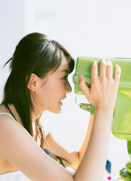 亞洲女孩 Ai Takabe 展示她的大屁股，並在樹林中裸體站立