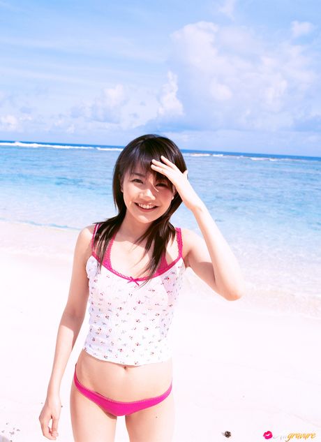 亞洲女孩 Ai Takabe 展示她的大屁股，並在樹林中裸體站立