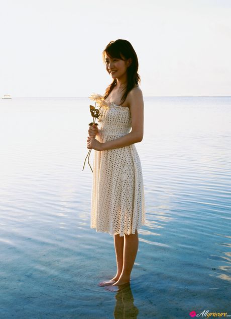 亞洲女孩 Ai Takabe 展示她的大屁股，並在樹林中裸體站立