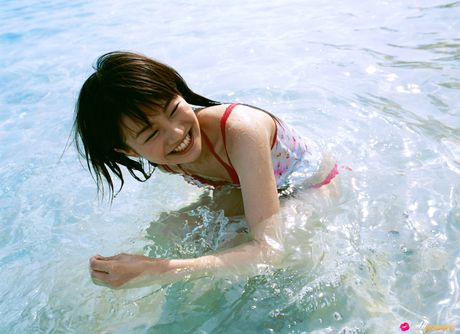 亞洲女孩 Ai Takabe 展示她的大屁股，並在樹林中裸體站立