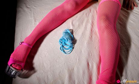 亞洲美女 Saori Kamiya 脫下漁網內褲，展現自然風光