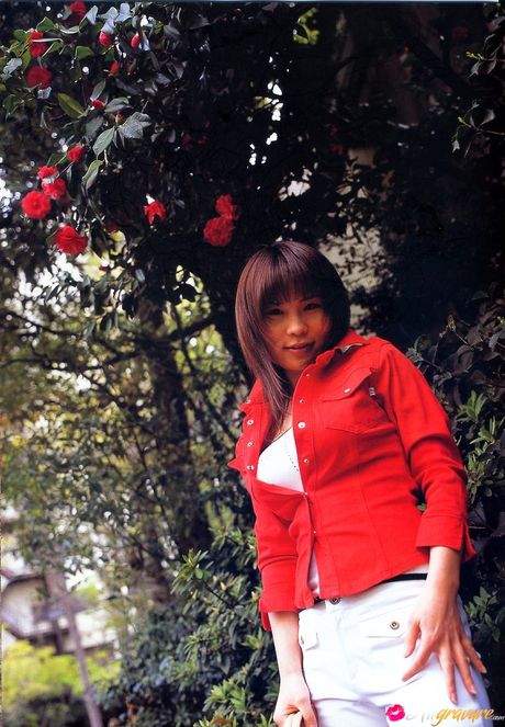 アジアの美女、小川寧々が素晴らしいメロンを見せ、ソロでヌードを披露