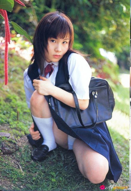 亞洲寶貝 Nene Ogawa 展示她驚人的乳房，並在獨奏中展示她的裸體