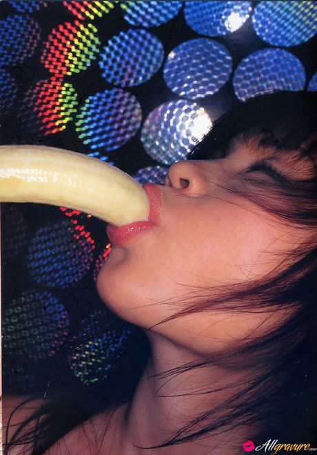 アジアの美女、小川寧々が素晴らしいメロンを見せ、ソロでヌードを披露