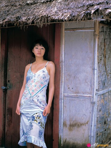 亞洲女孩 Kaori Manabe 留著短髮，穿著胸罩和內褲當模特