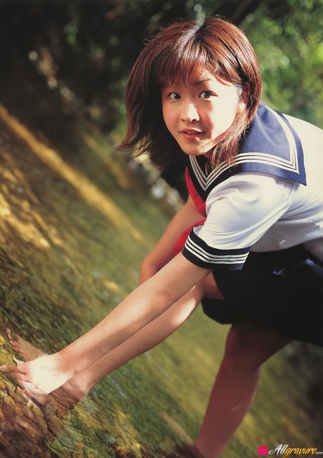 棕色眼睛的日本寶貝 Risa Shimamoto 穿著性感的紅色比基尼擺姿勢