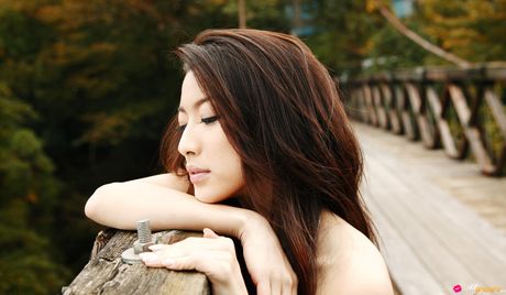 Fantastisk japansk teenager Amika Hattan fremhæver sine små bryster og blotter sin krop udendørs