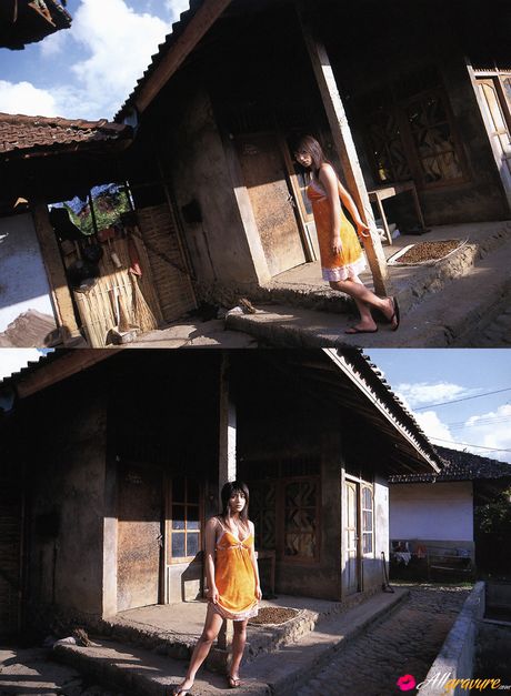 才華洋溢的亞洲美女 Yukie Kawamura 脫下內褲，露出自然的乳房