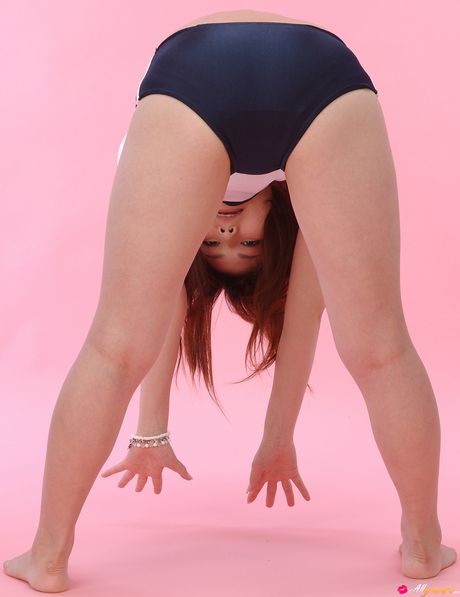 Brunøjede japanske babe Yuka Kyomoto er en lækker model, der elsker at posere