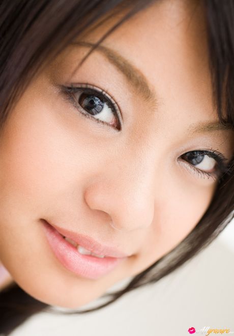 性感的日本寶貝多田瑞穗脫掉她的衣服和內褲，展現她火辣的身材