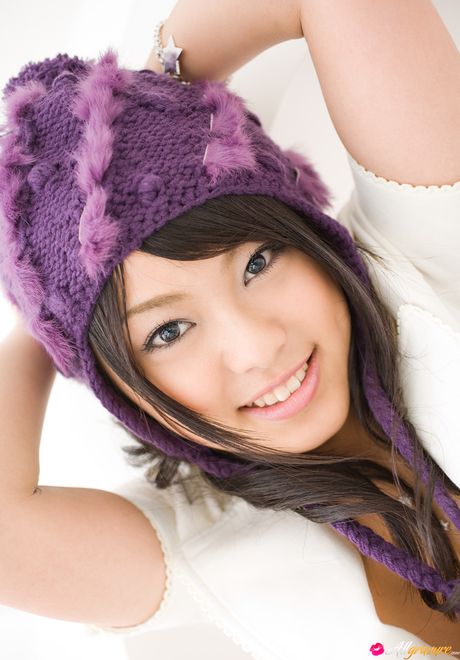 性感的日本寶貝多田瑞穗脫掉她的衣服和內褲，展現她火辣的身材