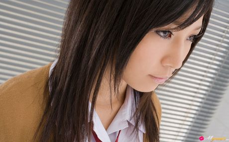 Den japanske nuttede pige er en skat, og hun er altid glad for at vise sin krop frem.