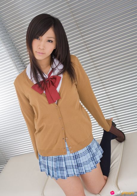 Den japanske nuttede pige er en skat, og hun er altid glad for at vise sin krop frem.