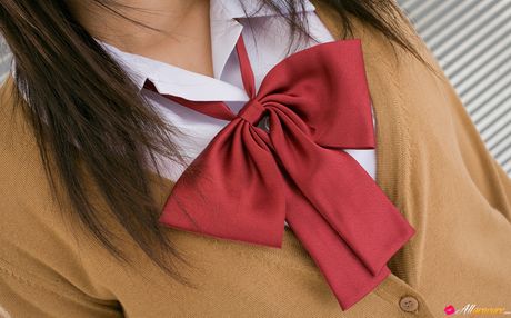 Den japanske nuttede pige er en skat, og hun er altid glad for at vise sin krop frem.