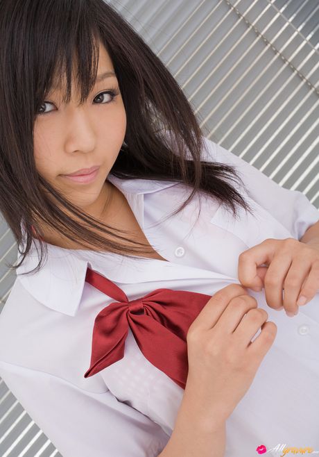 Den japanske nuttede pige er en skat, og hun er altid glad for at vise sin krop frem.