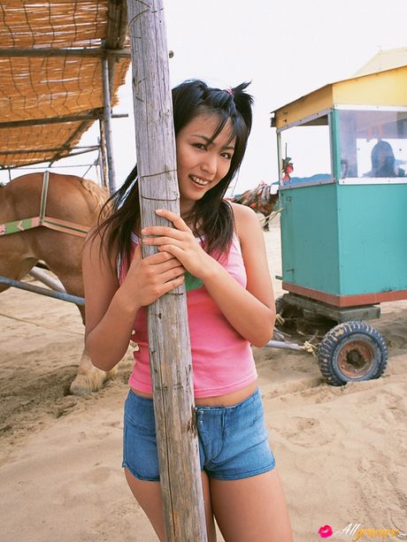 亞洲小妞 Yukie Kawamura 在泳池中展示她的大胸部並擺姿勢