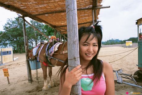 亞洲小妞 Yukie Kawamura 在泳池中展示她的大胸部並擺姿勢