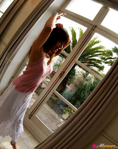 Asiatisk teenager Maria Takagi tager sin kjole af og viser sine enorme bryster frem