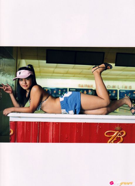 Asiatisk dukke Sayaka Isoyama fremhæver sine små bryster og poserer solo