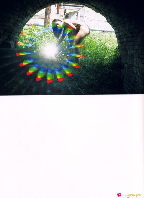 Asiatisk dukke Sayaka Isoyama fremhæver sine små bryster og poserer solo