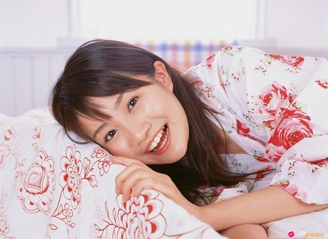 亞洲寶貝 Ai Takabe 在進入浴缸前脫掉比基尼