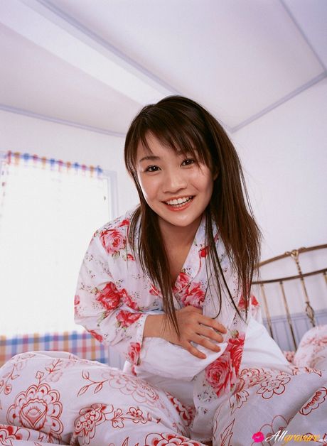 亞洲寶貝 Ai Takabe 在進入浴缸前脫掉比基尼