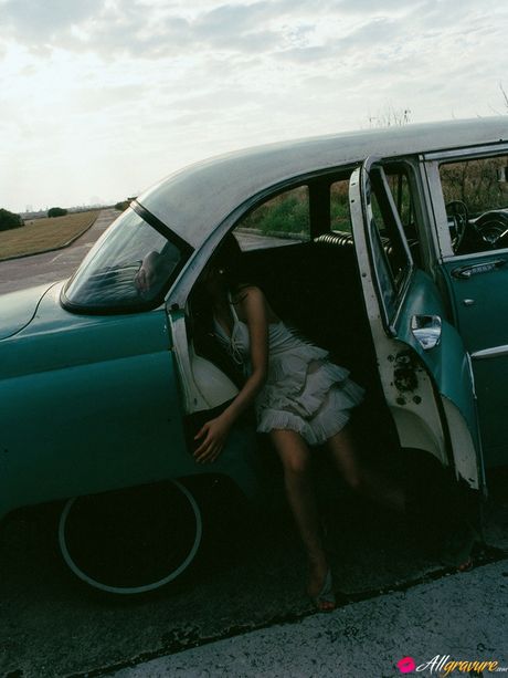 亞洲封面女郎白石美穗 (Miho Shiraishi) 凸顯她的巨乳，並在戶外展示她的全裸