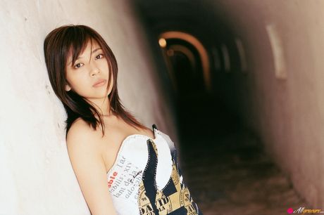 亞洲封面女郎白石美穗 (Miho Shiraishi) 凸顯她的巨乳，並在戶外展示她的全裸