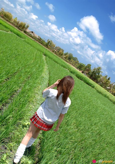 アジア人の女の子、ソアラがスカートと靴下を履いて毛布の上で裸になる