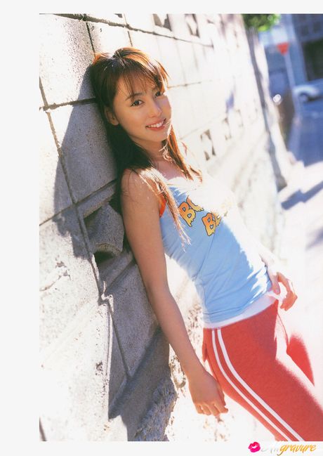 Asian covergirl Rina Akiyama exhibits her nice ass and exhibits her nudity in the garden