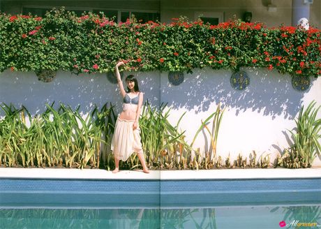 Asian covergirl Rina Akiyama exhibits her nice ass and exhibits her nudity in the garden