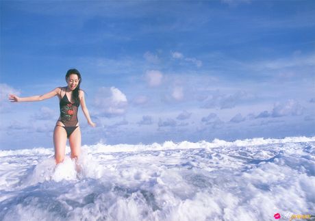 Asian covergirl Rina Akiyama exhibits her nice ass and exhibits her nudity in the garden