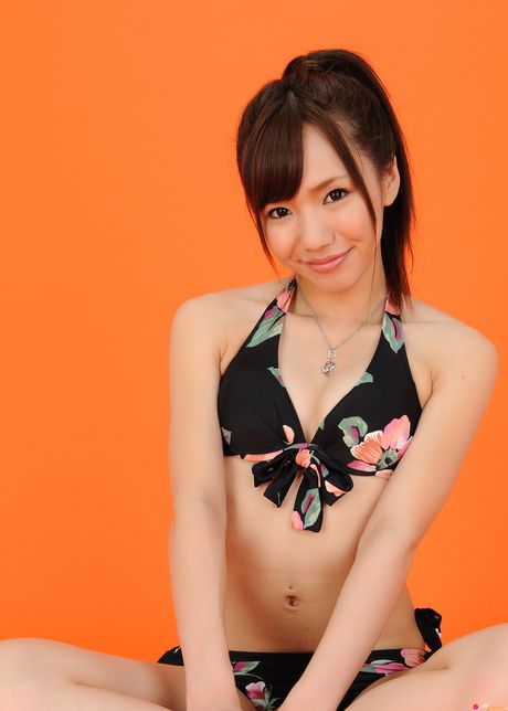 Den asiatiske pige Asami Nakata tager sin bikini af for at være nøgen model på stranden