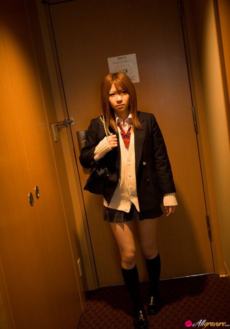 Natsumi 是個喜歡穿著絲襪擺姿勢的日本女學生