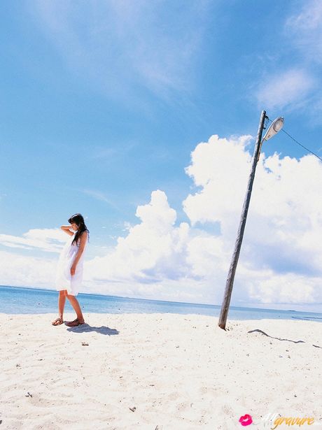 Bikiniklædt asiatisk Yui Ichakawa viser sine store bryster frem