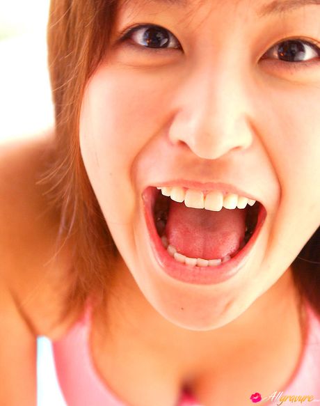 Den asiatiske skønhed Mayumi Ono fremhæver sine store bryster og poserer i en bikini