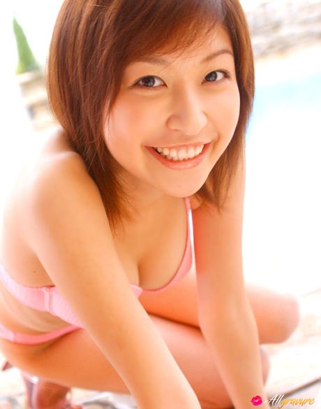 Den asiatiske skønhed Mayumi Ono fremhæver sine store bryster og poserer i en bikini