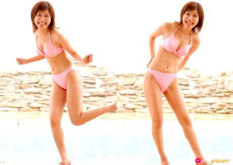 Den asiatiske skønhed Mayumi Ono fremhæver sine store bryster og poserer i en bikini