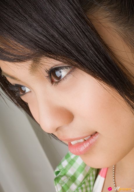 夢幻般的亞洲 Mizuho Tada 脫下內褲，露出她的性感臀部